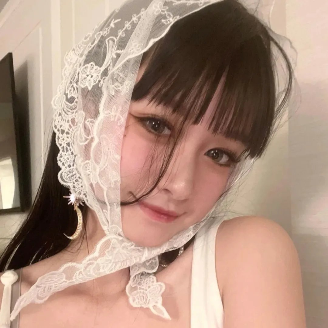 给小酒馆女子喝高杯酒海报